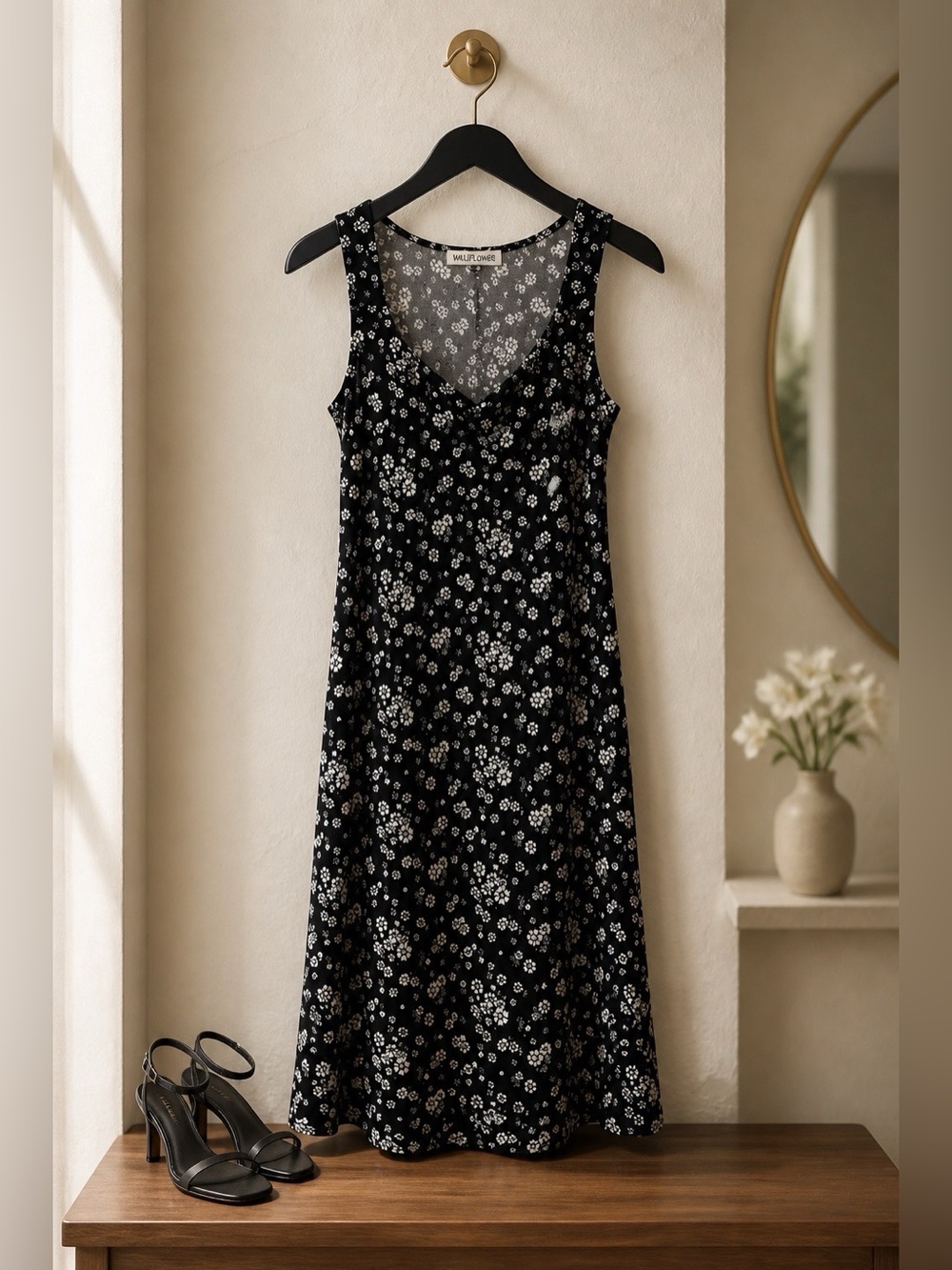 BLACK WITH WHITE DAISIES SLEEVELESS DRESS SIZEE SMALL BY WALLFLOWER
